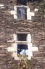 cadres calcaires dans mur de schiste