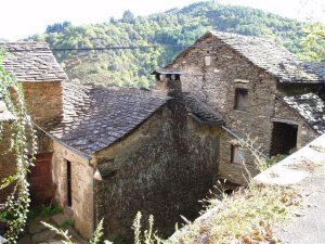 Living at the left and bathroom and sleepingrrom at the rightain et chambre  droite