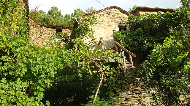 Escalier qui mene du sejour a la premiere terrasse