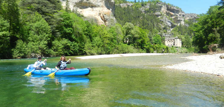 La descente des Gorges du Tarn, à réaliser en canoë ou en kayak, en famille, entre amis ou en solitaire…