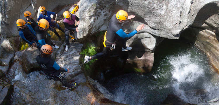 Ontdek met canyoning de prachtigste spelonken van de Lozère met het team van la Cazelle !