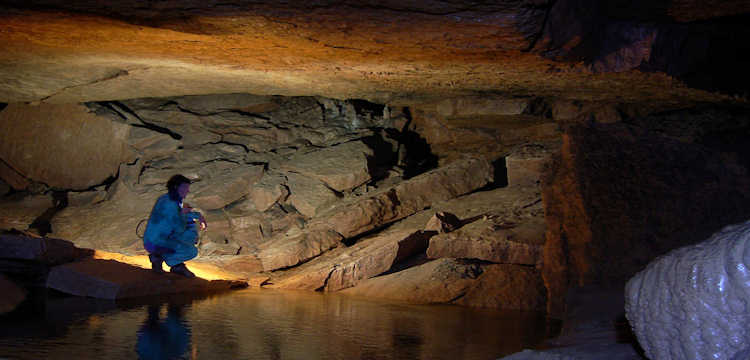 Speleologie in spelonken en grotten van de Gorges du Tarn in Ste Enimie in de Lozere.