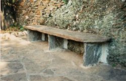 Banc d'une pierre monolithe.