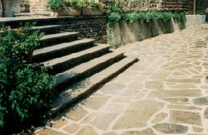 Escalier et dallage devant la Mairie de St Germain de Calberte